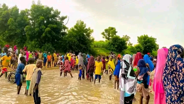 Sanata Kawu Sumaila ya ziyarci garin da gadar su ta karye a Takai